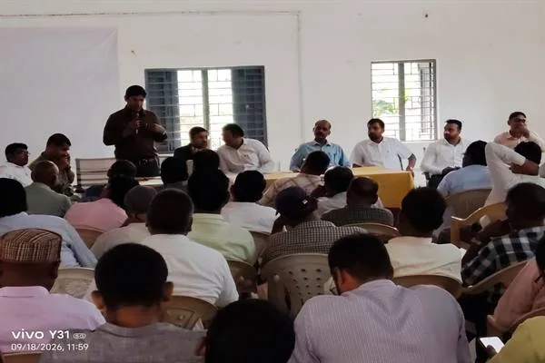 सभागार में कुर्सियों पर बैठे मतदान कर्मियों के सामने मंच से जानकारी देते अधिकारी और प्रशिक्षक