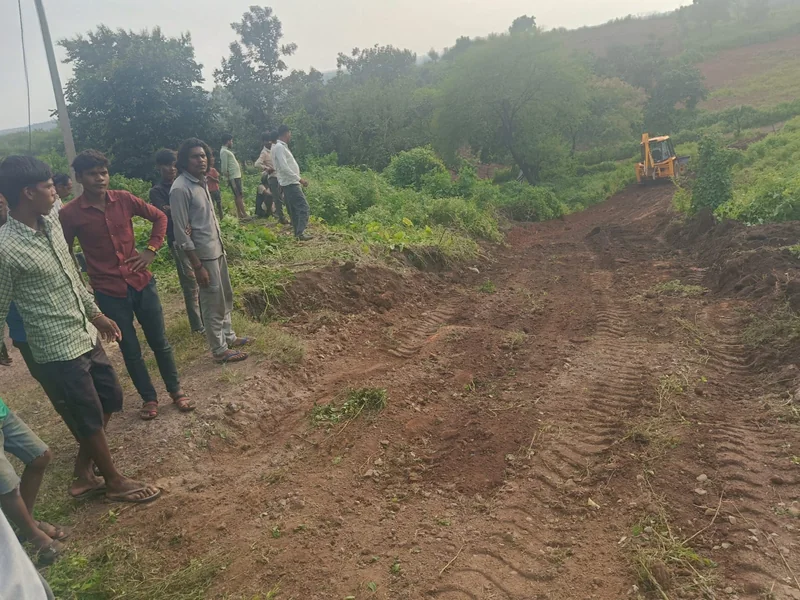 जनसुनवाई में प्राप्त शिकायत का मौके पर निराकरण आदिवासी बस्ती का रास्ता खुलवाकर अतिक्रमण हटाया गया