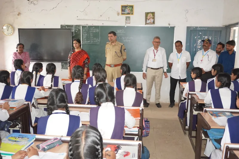कलेक्टर एवं पुलिस अधीक्षक ने उच्चतर माध्यमिक विद्यालय आष्टा का किया निरीक्षण